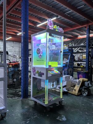 Buen precio Máquina de garras de LED personalizable Construcción acrílica de metal pantalla colorida juguetes de peluche juego de arcade de captura en línea